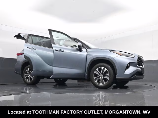 2023 Moon Dust Toyota Highlander XLE AWD SUV