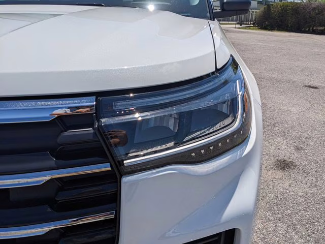 2026 Star White Metallic Tri-Coat Ford Explorer Active RWD SUV