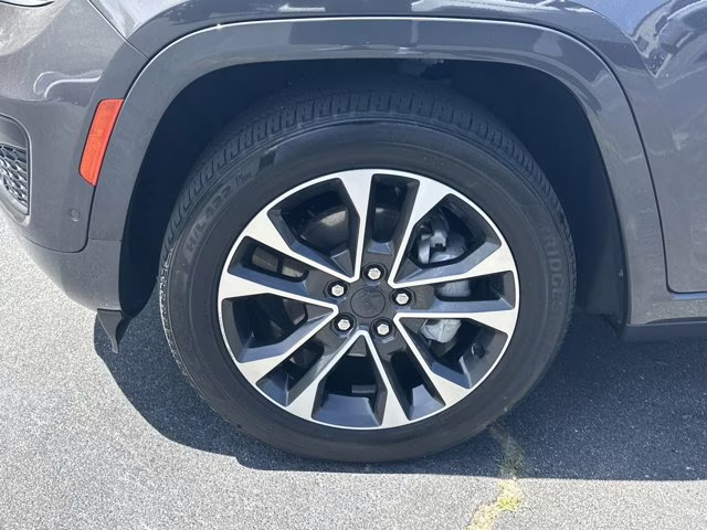 2023 Baltic Gray Metallic Clearcoat Jeep Grand Cherokee 4X4 SUV
