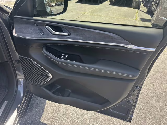 2023 Baltic Gray Metallic Clearcoat Jeep Grand Cherokee 4X4 SUV