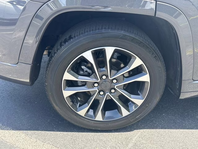 2023 Baltic Gray Metallic Clearcoat Jeep Grand Cherokee 4X4 SUV