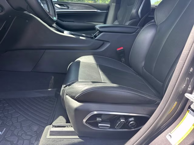 2023 Baltic Gray Metallic Clearcoat Jeep Grand Cherokee 4X4 SUV