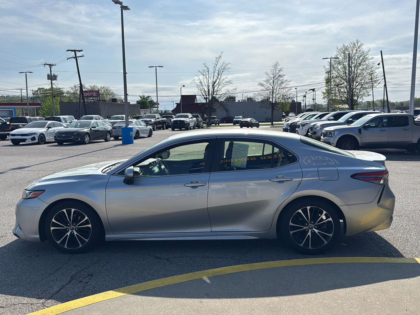 2018 Celestial Silver Metallic Toyota Camry SE FWD Sedan