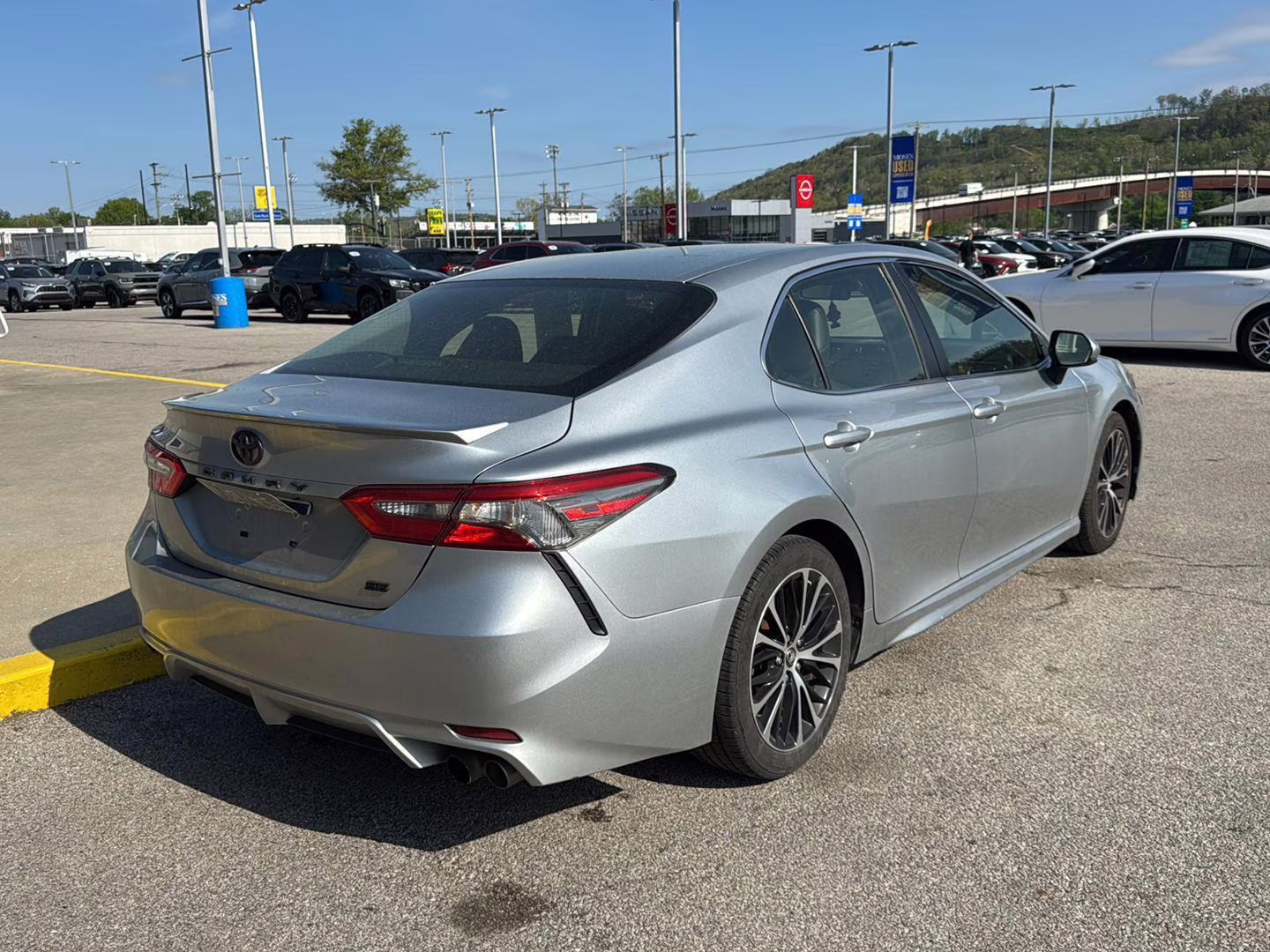 2018 Celestial Silver Metallic Toyota Camry SE FWD Sedan