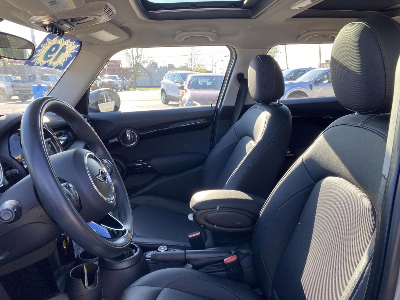 2019 White Silver Metallic MINI Hardtop 4 Door Cooper FWD Hatchback