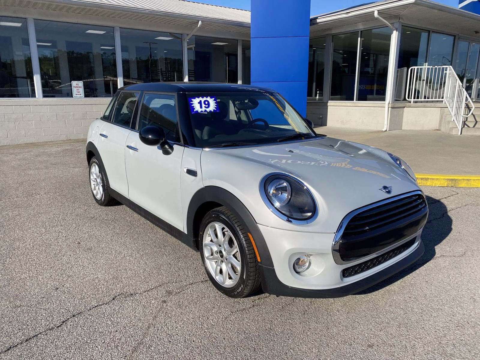 2019 White Silver Metallic MINI Hardtop 4 Door Cooper FWD Hatchback