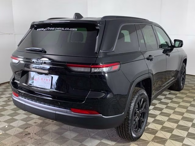 2026 Diamond Black Crystal Pearlcoat Jeep Grand Cherokee Altitude 4X4 SUV