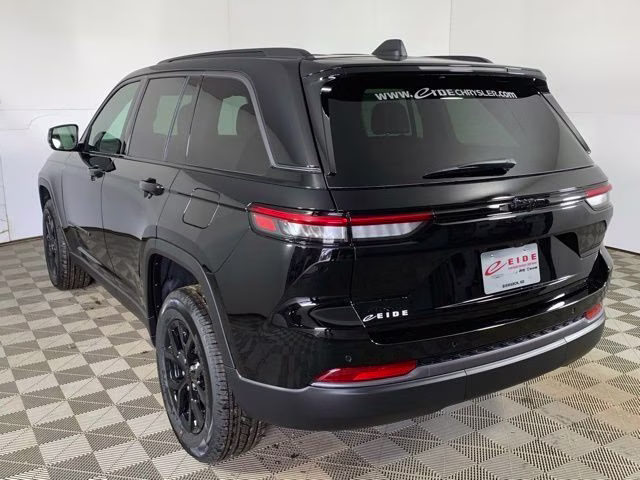 2026 Diamond Black Crystal Pearlcoat Jeep Grand Cherokee Altitude 4X4 SUV
