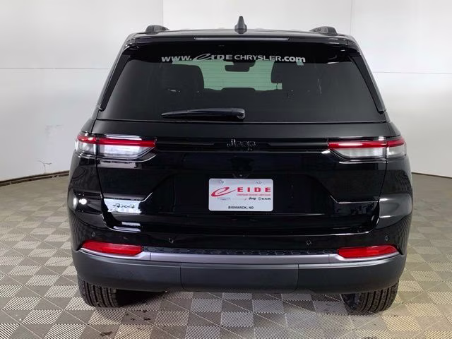 2026 Diamond Black Crystal Pearlcoat Jeep Grand Cherokee Altitude 4X4 SUV