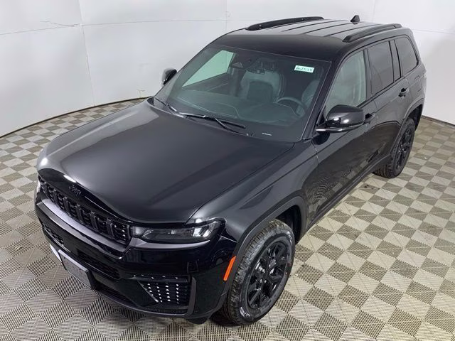 2026 Diamond Black Crystal Pearlcoat Jeep Grand Cherokee Altitude 4X4 SUV