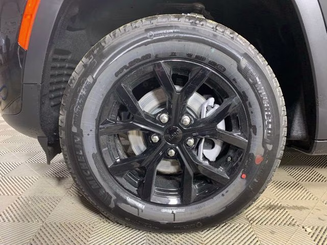 2026 Diamond Black Crystal Pearlcoat Jeep Grand Cherokee Altitude 4X4 SUV
