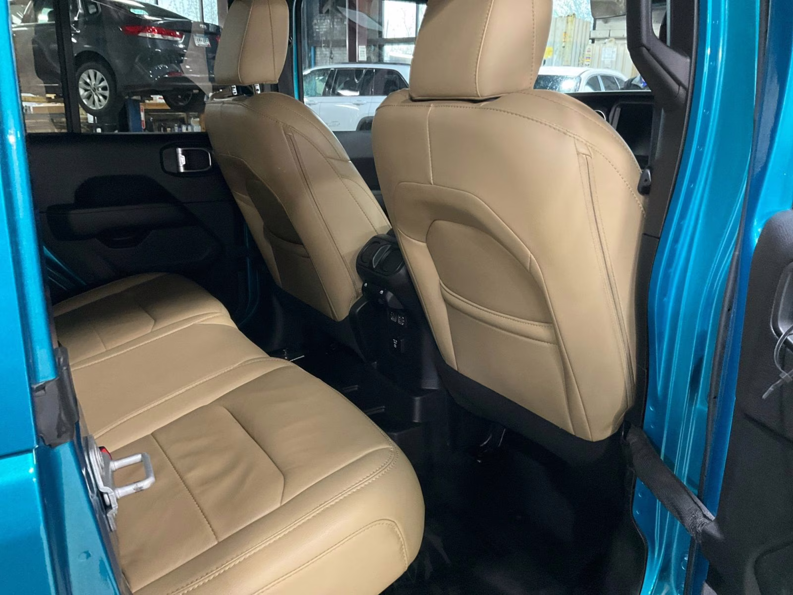 2019 Bikini Pearlcoat Jeep Wrangler Unlimited Sahara 4X4 SUV