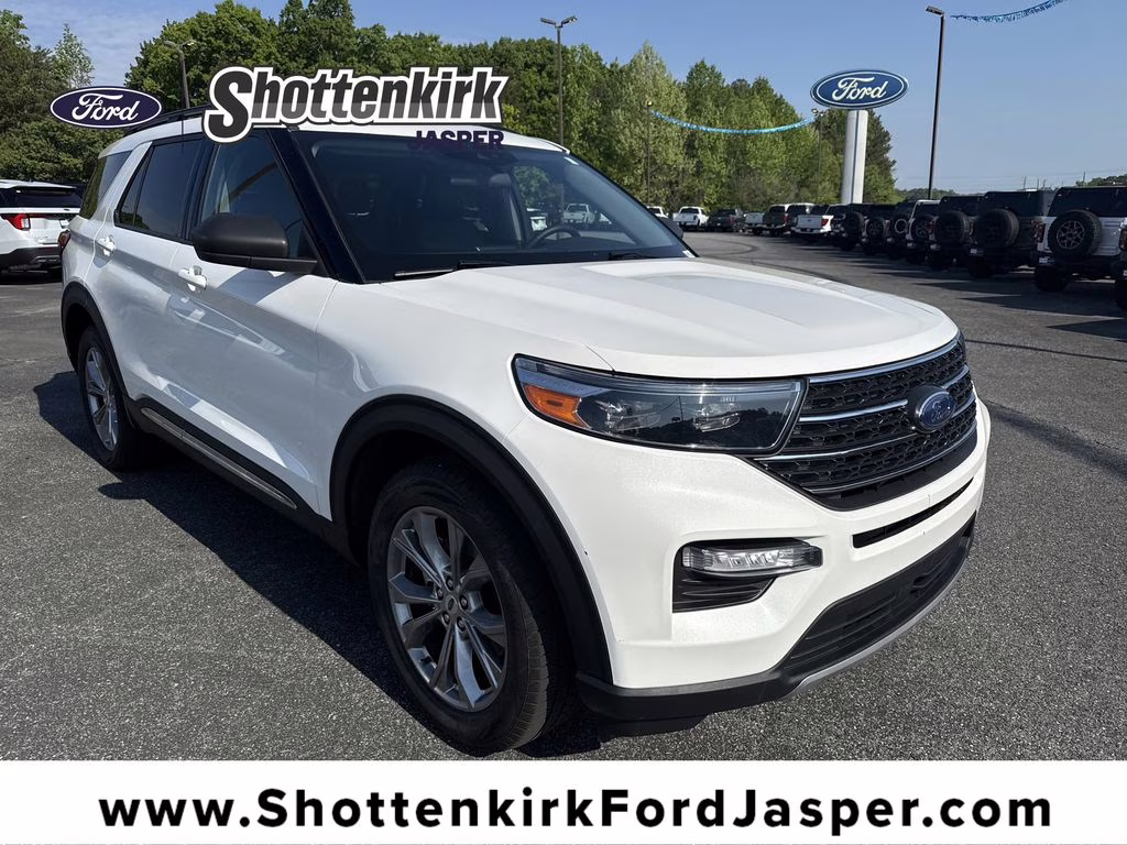 2022 Star White Metallic Tri-Coat Ford Explorer XLT 4X4 SUV