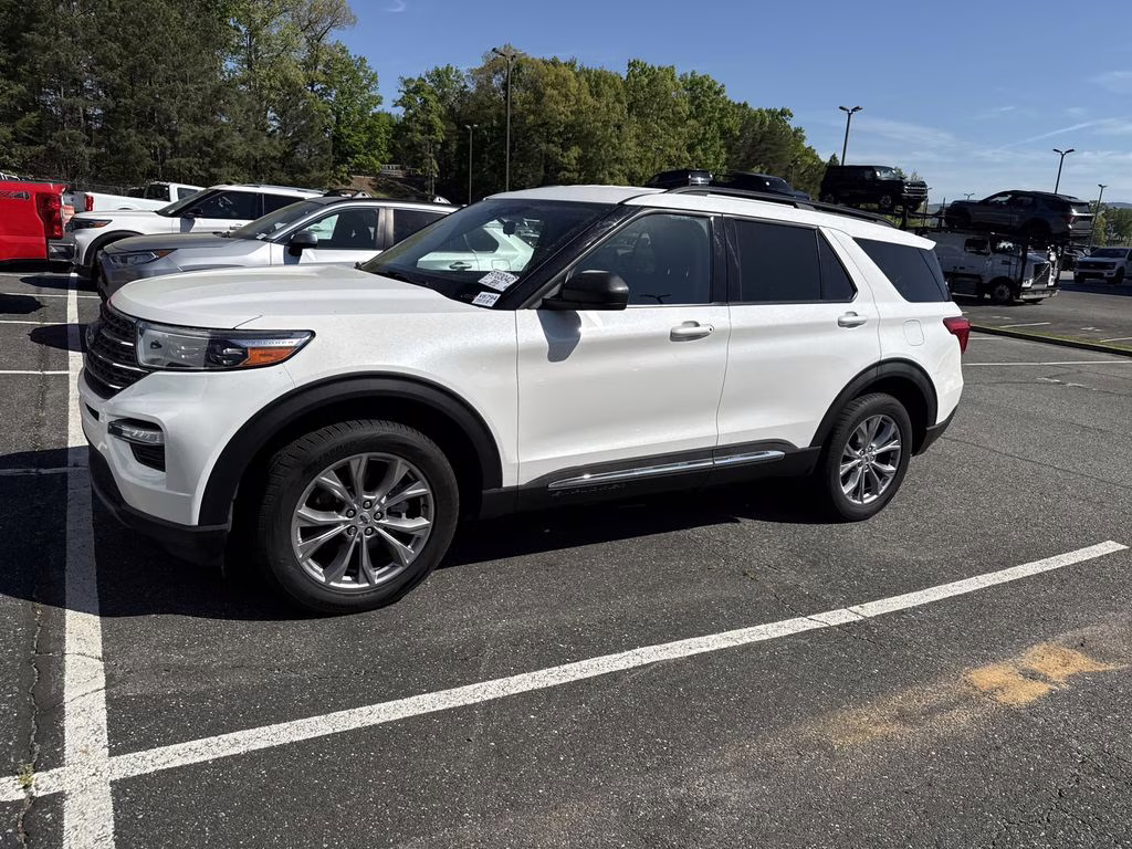 2022 White Metallic Ford Explorer XLT 4X4 SUV