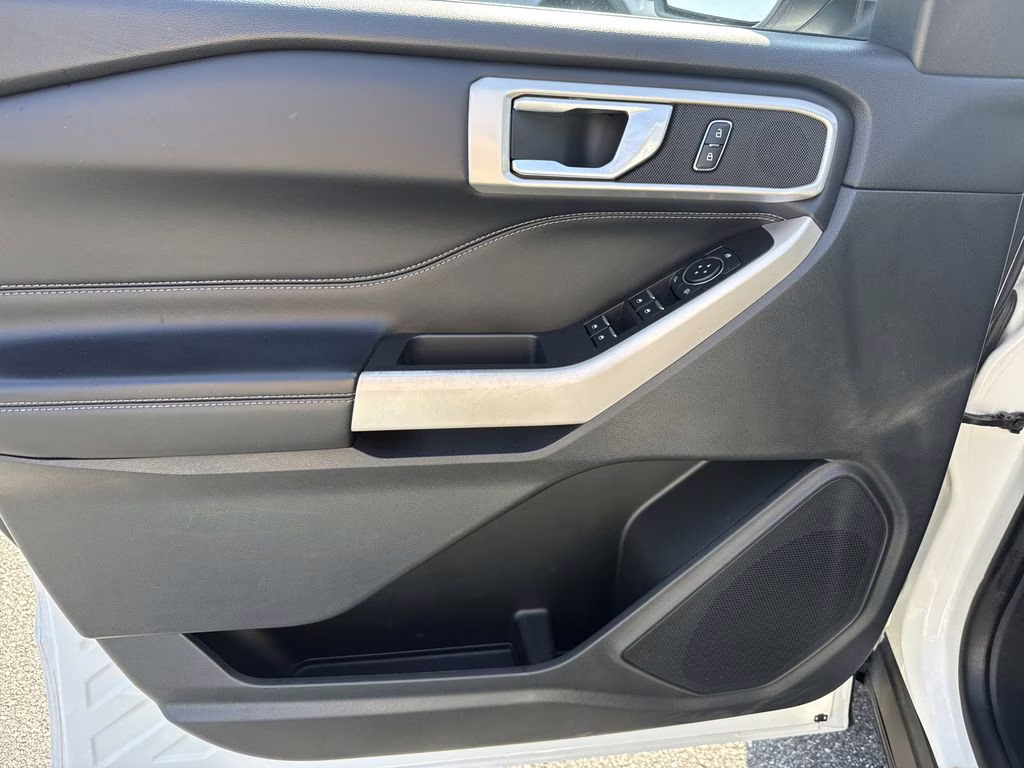 2022 Star White Metallic Tri-Coat Ford Explorer XLT 4X4 SUV