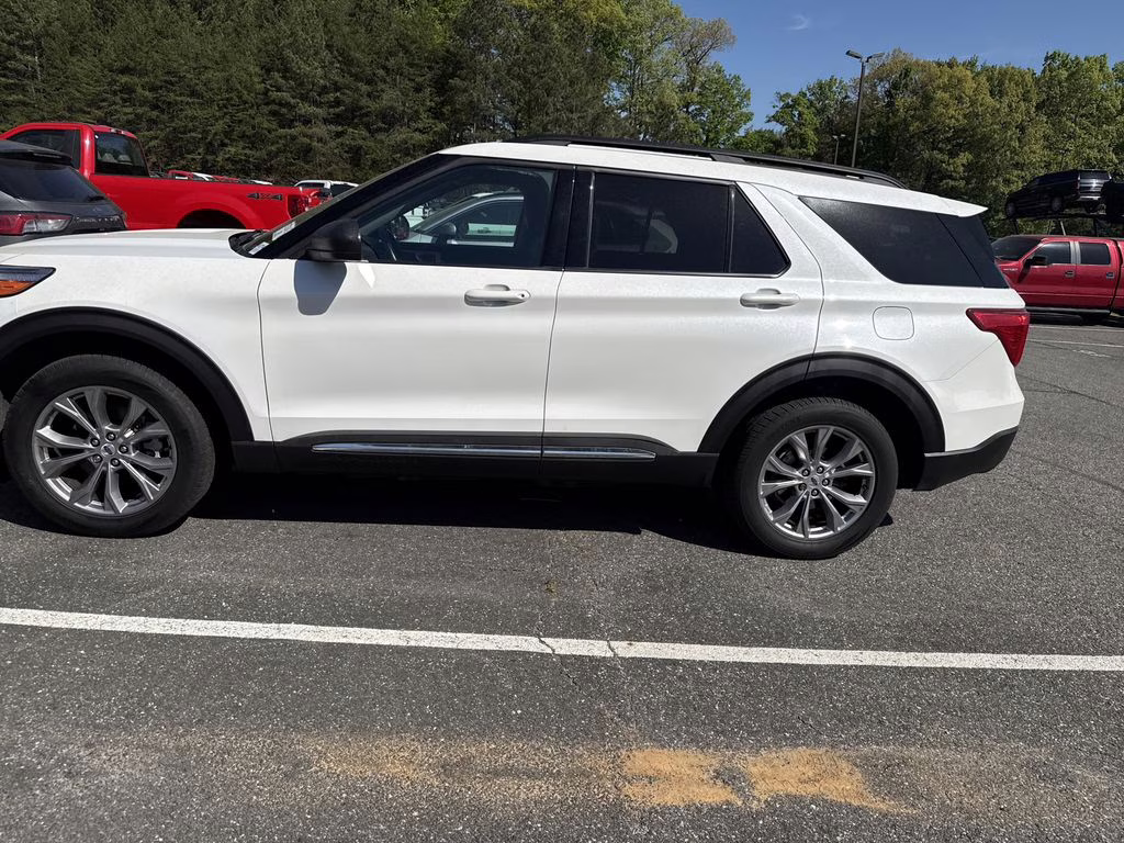 2022 White Metallic Ford Explorer XLT 4X4 SUV