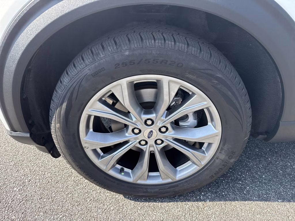 2022 Star White Metallic Tri-Coat Ford Explorer XLT 4X4 SUV