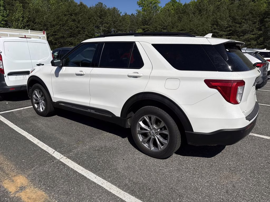 2022 White Metallic Ford Explorer XLT 4X4 SUV