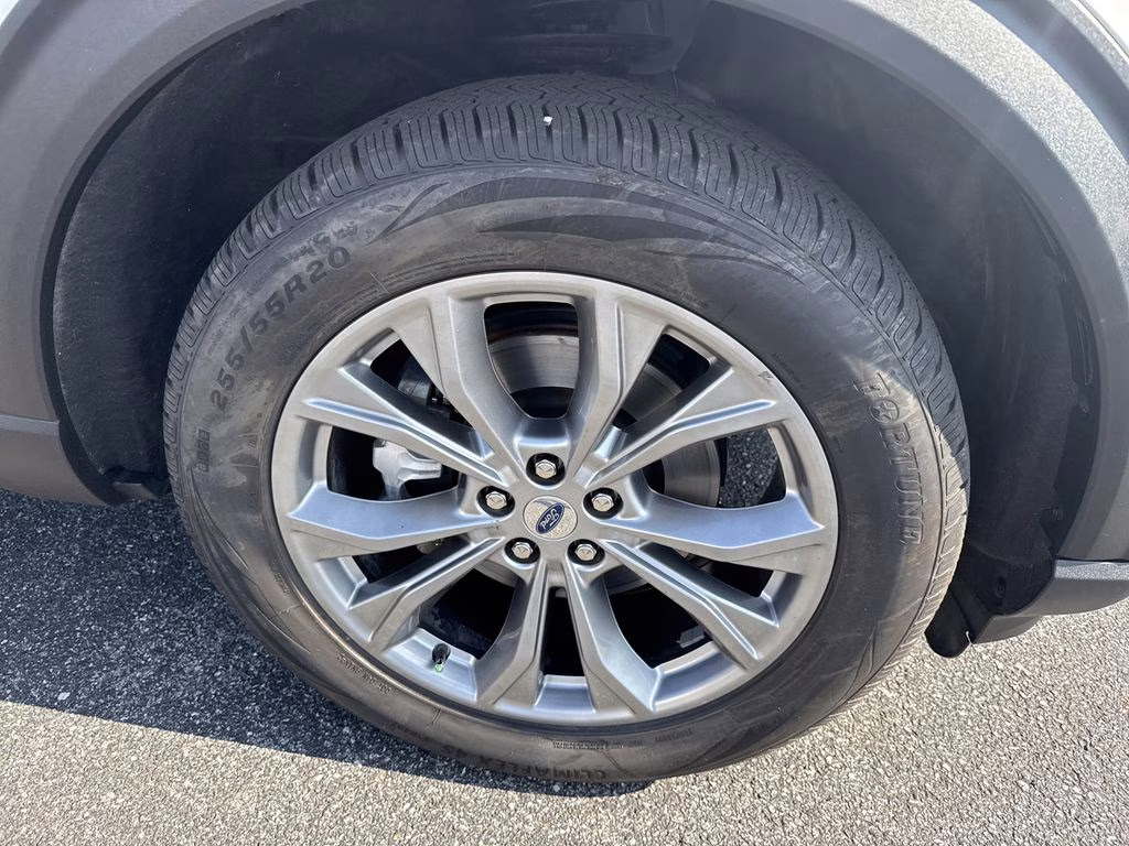 2022 Star White Metallic Tri-Coat Ford Explorer XLT 4X4 SUV