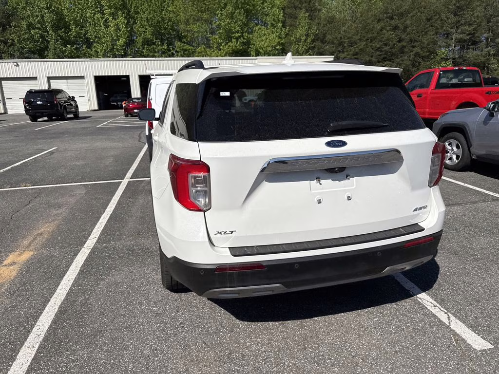 2022 White Metallic Ford Explorer XLT 4X4 SUV