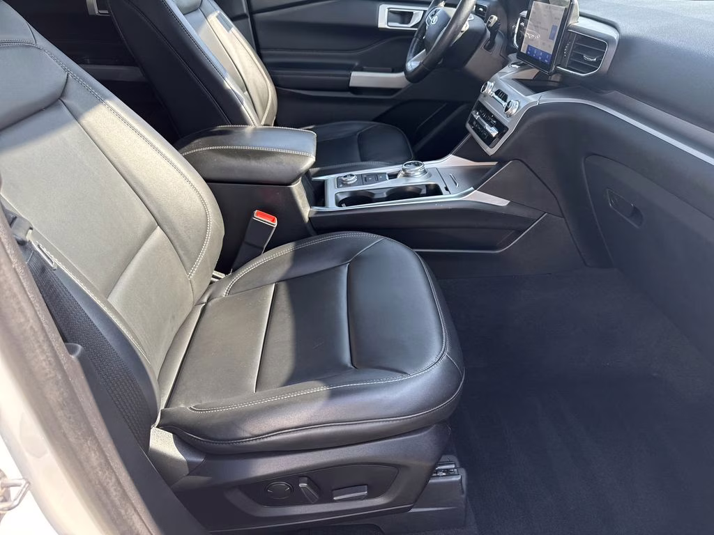 2022 Star White Metallic Tri-Coat Ford Explorer XLT 4X4 SUV
