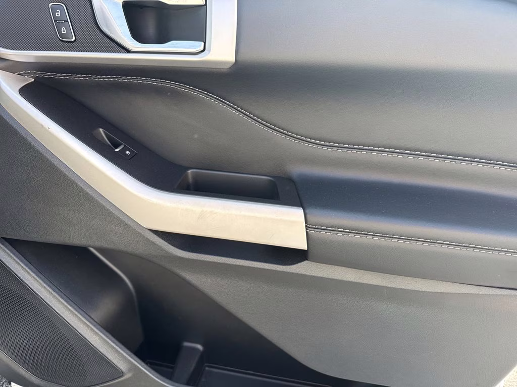 2022 Star White Metallic Tri-Coat Ford Explorer XLT 4X4 SUV