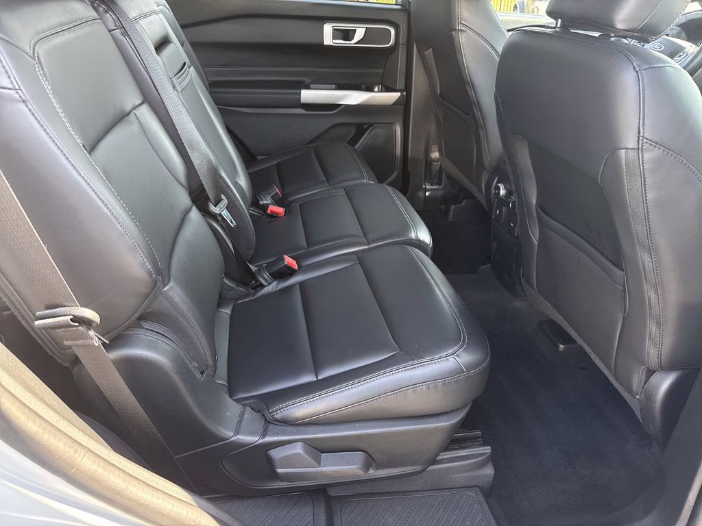 2022 Star White Metallic Tri-Coat Ford Explorer XLT 4X4 SUV