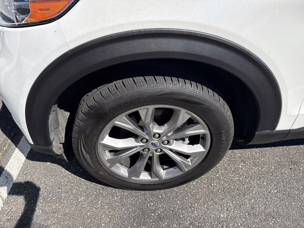 2022 White Metallic Ford Explorer XLT 4X4 SUV