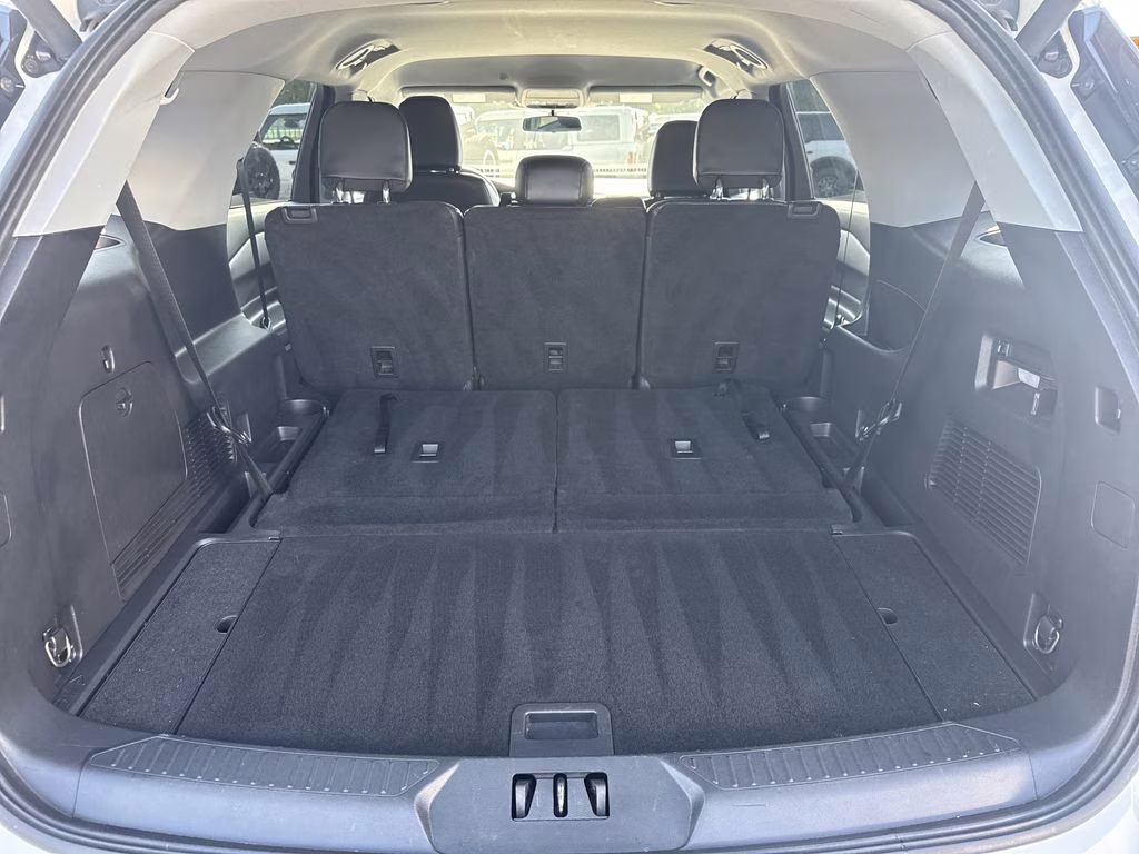2022 Star White Metallic Tri-Coat Ford Explorer XLT 4X4 SUV