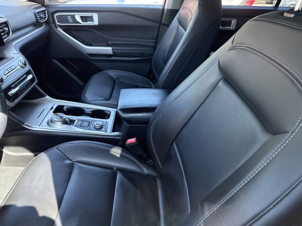 2022 White Metallic Ford Explorer XLT 4X4 SUV