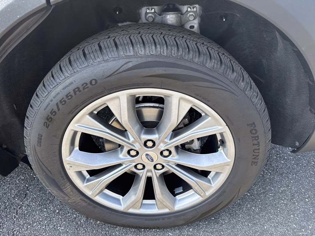 2022 Star White Metallic Tri-Coat Ford Explorer XLT 4X4 SUV