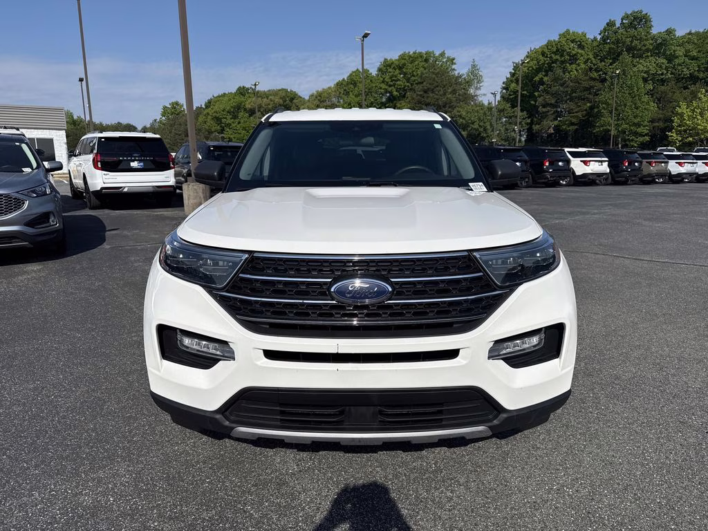 2022 Star White Metallic Tri-Coat Ford Explorer XLT 4X4 SUV