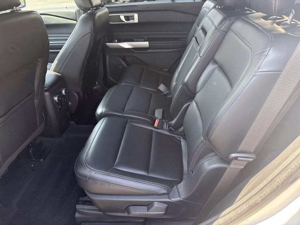 2022 Star White Metallic Tri-Coat Ford Explorer XLT 4X4 SUV