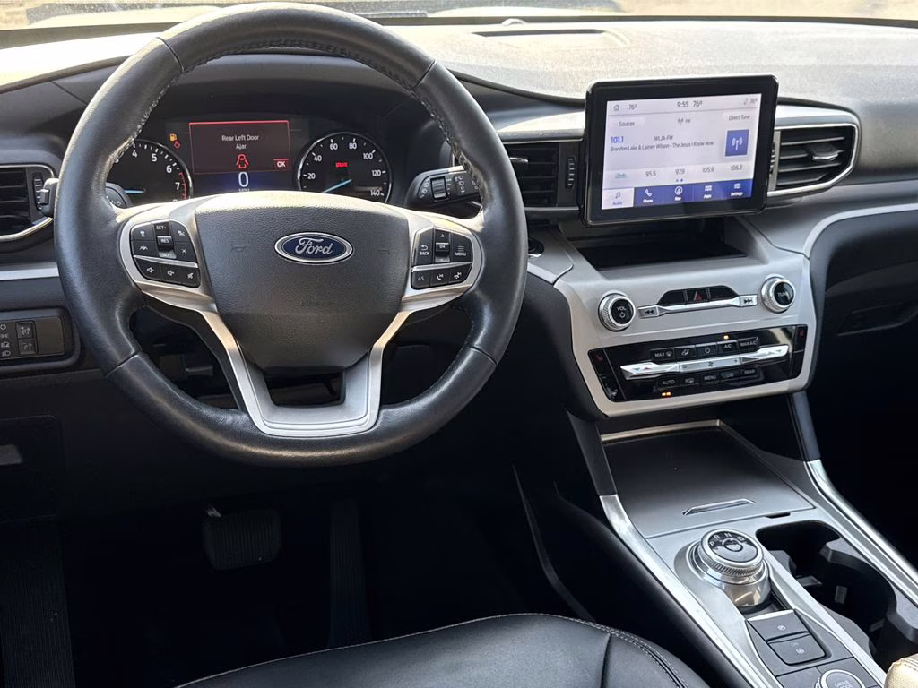 2022 Star White Metallic Tri-Coat Ford Explorer XLT 4X4 SUV