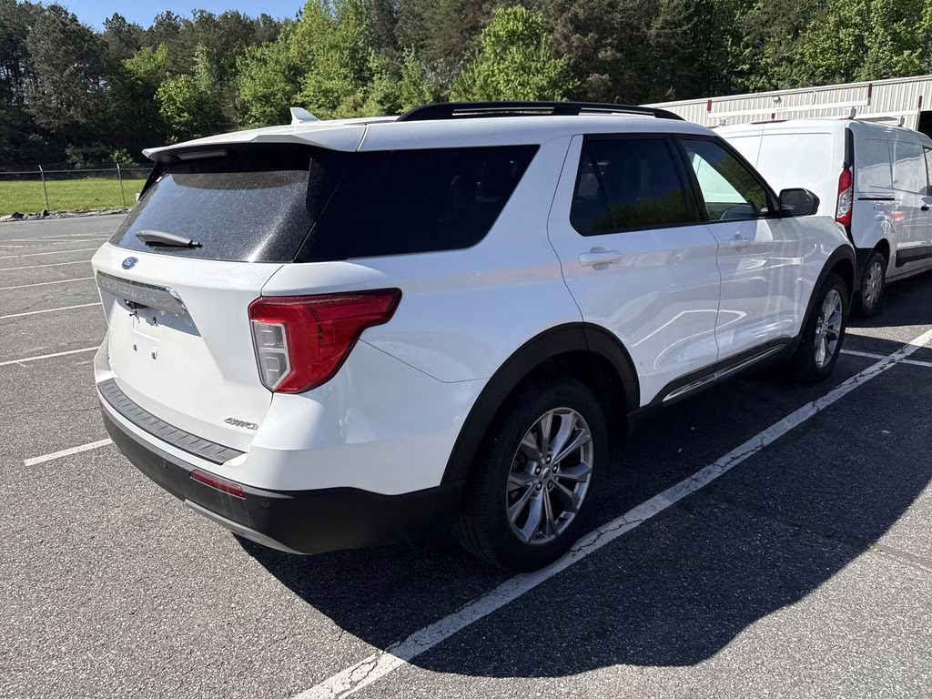 2022 White Metallic Ford Explorer XLT 4X4 SUV