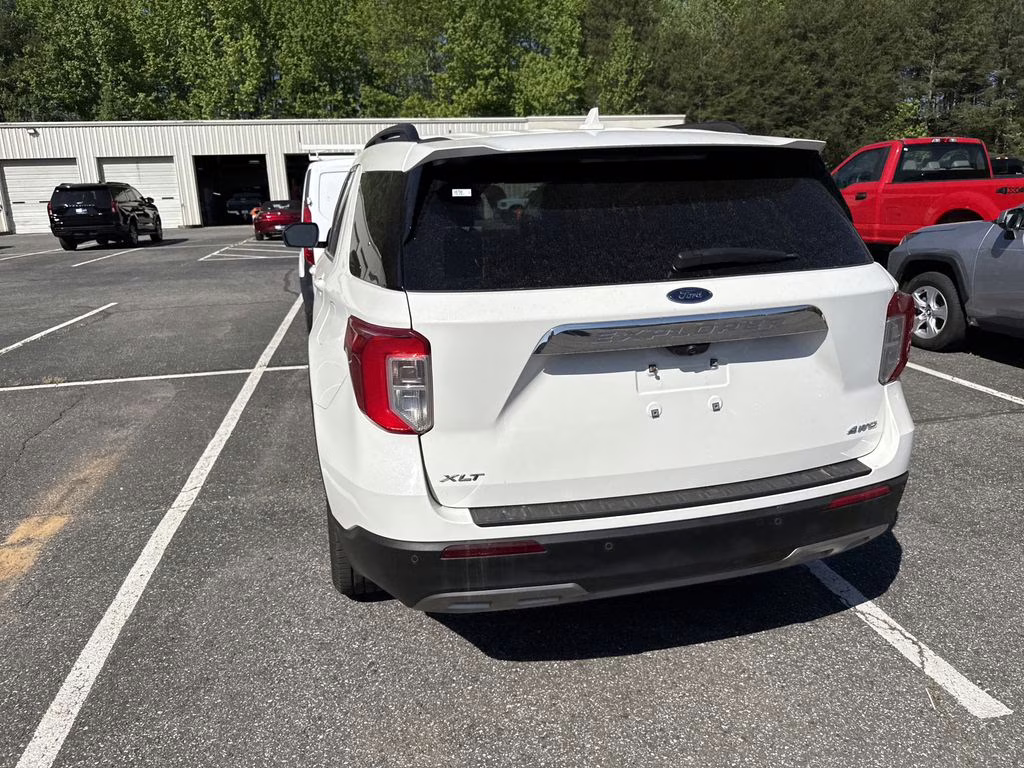 2022 White Metallic Ford Explorer XLT 4X4 SUV