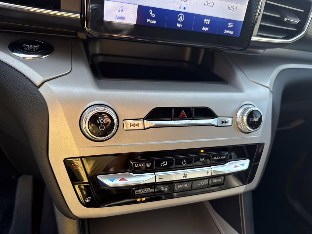 2022 Star White Metallic Tri-Coat Ford Explorer XLT 4X4 SUV