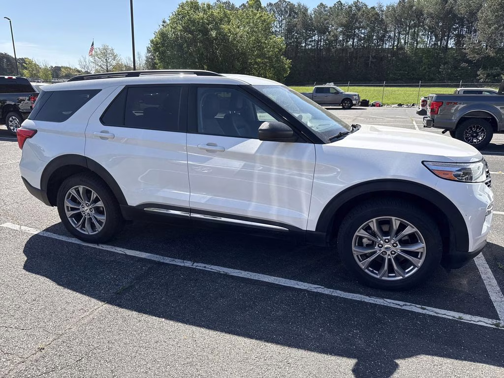 2022 White Metallic Ford Explorer XLT 4X4 SUV