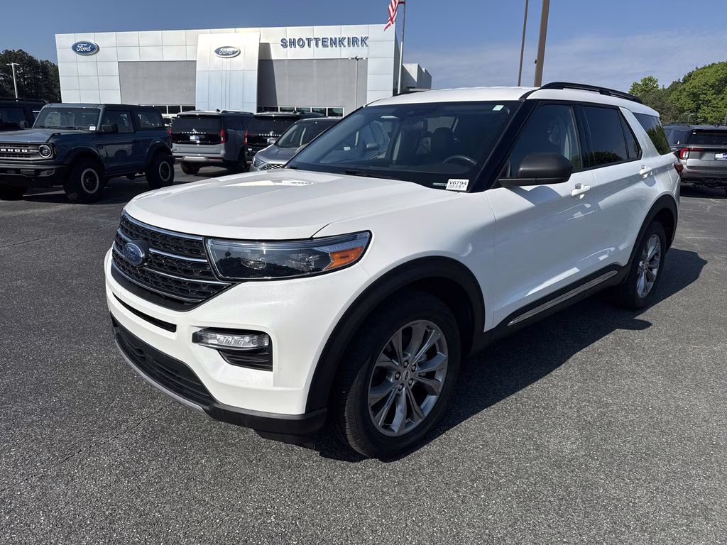 2022 Star White Metallic Tri-Coat Ford Explorer XLT 4X4 SUV