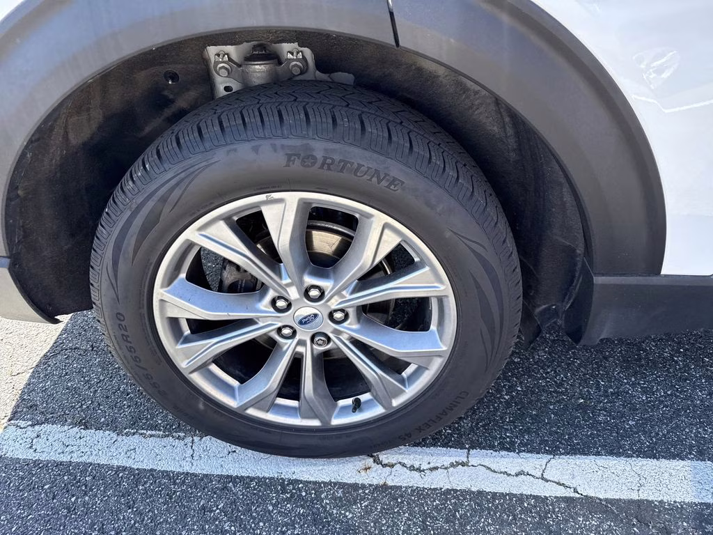 2022 White Metallic Ford Explorer XLT 4X4 SUV