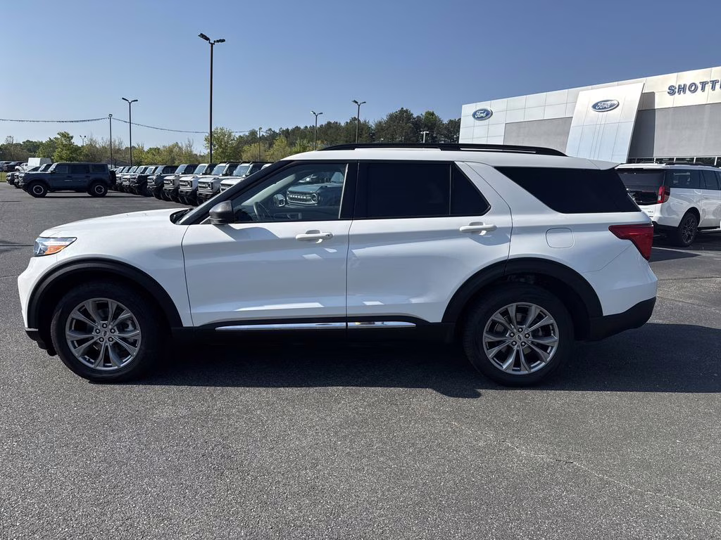 2022 Star White Metallic Tri-Coat Ford Explorer XLT 4X4 SUV