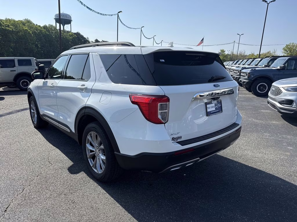 2022 Star White Metallic Tri-Coat Ford Explorer XLT 4X4 SUV