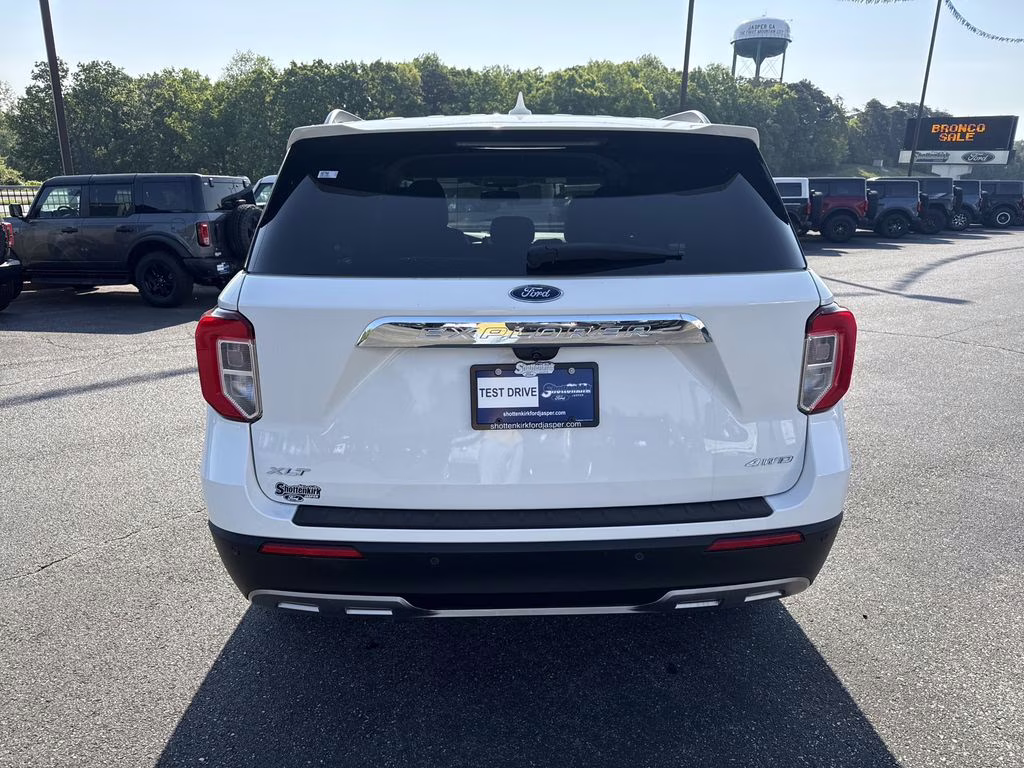 2022 Star White Metallic Tri-Coat Ford Explorer XLT 4X4 SUV