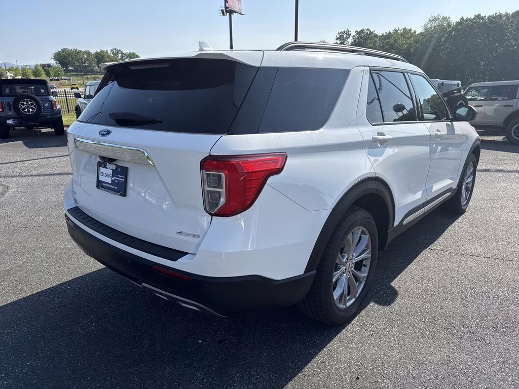 2022 Star White Metallic Tri-Coat Ford Explorer XLT 4X4 SUV