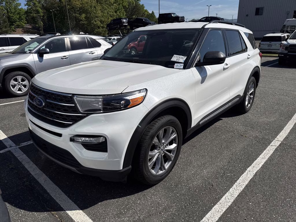 2022 White Metallic Ford Explorer XLT 4X4 SUV