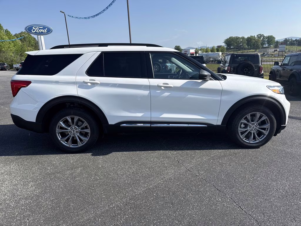 2022 Star White Metallic Tri-Coat Ford Explorer XLT 4X4 SUV