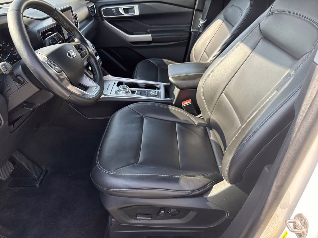 2022 Star White Metallic Tri-Coat Ford Explorer XLT 4X4 SUV