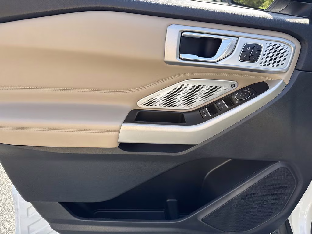 2022 White Metallic Ford Explorer Limited 4X4 SUV