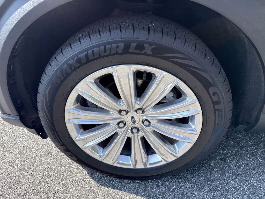 2022 White Metallic Ford Explorer Limited 4X4 SUV