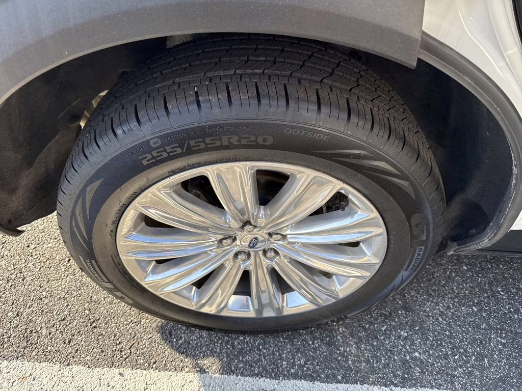 2022 White Metallic Ford Explorer Limited 4X4 SUV